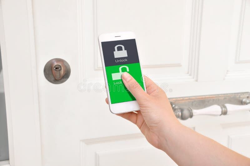 Hand houdt smartphone vast met 'ontgrendel'-scherm voor witte deur met slot.